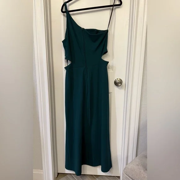 Elegant Green Strapless Dress with Silver Accents at midriff - Picture 3 of 12